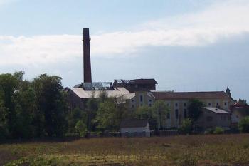 Bedihošť - Celkový pohled na areál cukrovaru z cyklostezky Bedihošť - Hrubčice. (© Ivo Rozehnal, 05/2007)