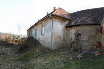 pohled na jádro a okružní příkop od západu ( © Pavel Zany Komárek 27.3. 2007)