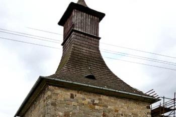 pohled od západu přes hřbitovní zeď ( © Pavel Zany Komárek 18.4. 2007)