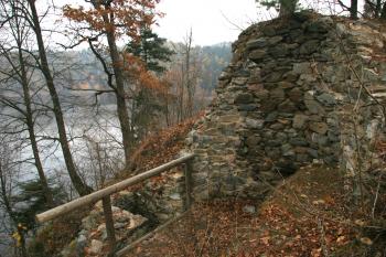 Pohled na část hradní věže (© František Šrámek, 11/2011)