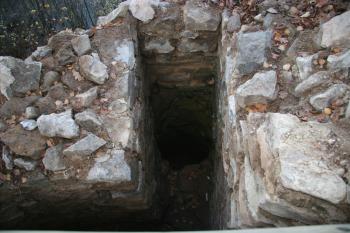2008 pohled na otvor v základu věže. (© František Šrámek, 11/2008)
