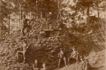 1904 pohled  severním  směrem na část hradního opevnění (archiv města Velešína)