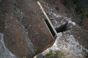 2008 pohled na otvor v základu věže (© František Šrámek, 11/2008)