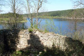 Pohled od zbytků kaple na hladinu přehrady (© Jiří Cukr, 04/2010)