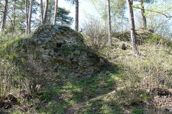 Pohled z příkopu (© Jiří Cukr, 04/2010)