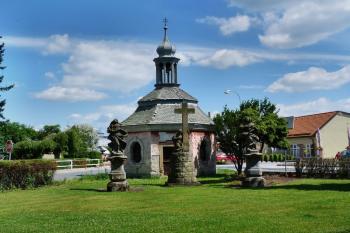 sochy u kostela sv. Petra a Pavla ( © František Kinař 05/2017)