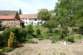 pohled na místo zaniklé tvrze od jihovýchodu ( © Pavel Zany Komárek 13.5. 2007)