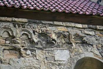 detail poškozeného obloučkového vlysu v severní fasádě románské lodi ( © Pavel Zany Komárek 13.2. 2005)