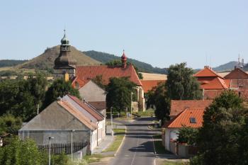 Kostel a fara od jihu z cesty ke zříceninám zámku ( © Ivan Grisa 08/2009)