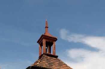 Dřevěná zvonice u kostela. ( © Radovan Smokoň 05/2007)