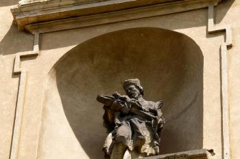Socha nve štítě kostela. ( © Radovan Smokoň 05/2007)