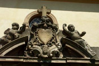 Sochařská výzdoba bočního portálu (© Milan Caha, 06/2007)