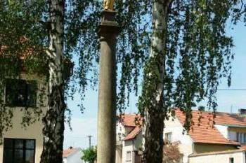 Mariánský sloup před kostelem (© Milan Caha, 05/2007)