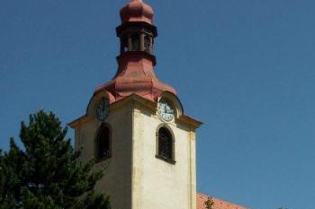 Pohled z návsi (© Milan Caha, 05/2007)