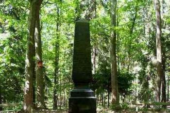 Pomník na  zbytcích největší mohyly (© Milan Caha, 06/2007)