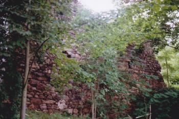 Jižní čelo tvrze (© Lukáš Pechánek, 07/2004)