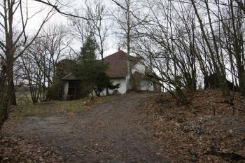 Pohled na tvrziště s dochovanou zdí (© Petr Nožička 12/2016)