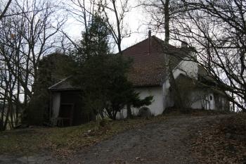 Pohled na tvrziště s dochovanou zdí (© Petr Nožička 12/2016)