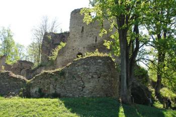 pohled na gotické jádro od severovýchodu přes roh hradby ( © iV 4. 5. 2007)
