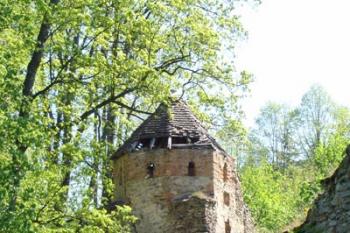 hranolová věž s osmibokou nástavbou – pozůstatek kaple ( © iV 4. 5. 2007)