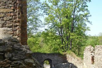 pohled od renesančního paláce k dnešní bráně ( © iV 4. 5. 2007)