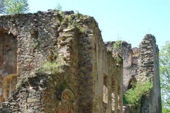 zříceniny renesančního paláce ( © iV 4. 5. 2007)