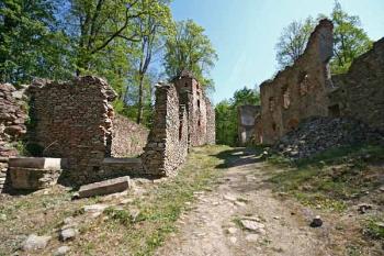 nádvoří od západu ( © Pavel Zany Komárek 4.5. 2007)