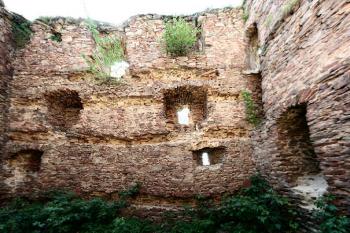 jižní stěna paláce jádra ( © Pavel Zany Komárek 4.5. 2007)