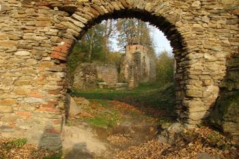 Vstupní brána ( © Jiří Čížek 10/2008)