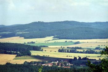 Výhled z hradu k severu (na obzoru Helfenburk) (© Jiří Cukr, 07/2002)
