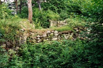 Zbytky zdí u jižní věže (vlevo) v létě (© Jiří Cukr, 07/2002)
