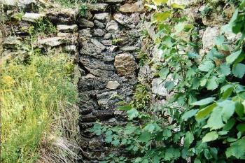 Zbytky zdí u severní věže (vlevo) (© Jiří Cukr, 07/2002)