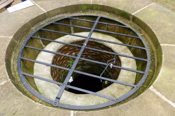 studna (© Karel Husák, 09/2011)