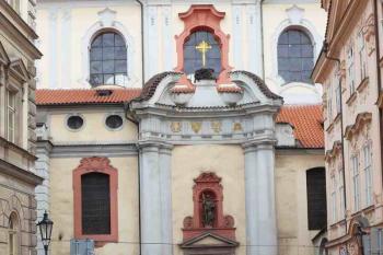 Střední část jižního průčelí kostela. (© Jan Sommer, 04/2008)