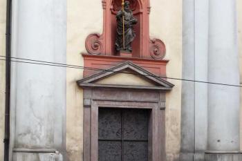 Renesanční jižní portál trojlodí s barokním nástavcem. (© Jan Sommer, 04/2008)