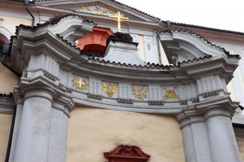 Dynamicky zprohýbaný barokní štít nad jižním portálem trojlodí. (© Jan Sommer, 04/2008)