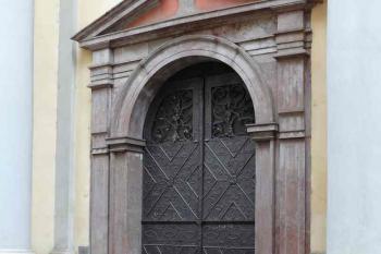 Rnesanční západní portál chrámového trojlodí. (© Jan Sommer, 04/2008)