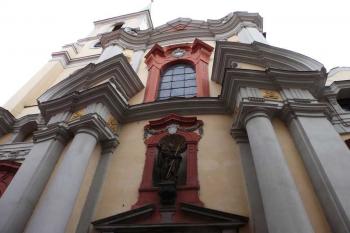 Západní štít hlavní lodi kostela. (© Jan Sommer, 04/2008)