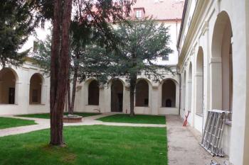 Pohled do rajského dvora směrem k východu. (© Jan Sommer, 04/2008)