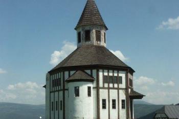 Kostel od severu (© Milan Caha, 05/2007)