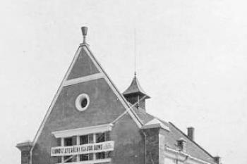 Snímek slavnostního otevření Husova domu z 8. září 1929 ( © www.baska.cz)