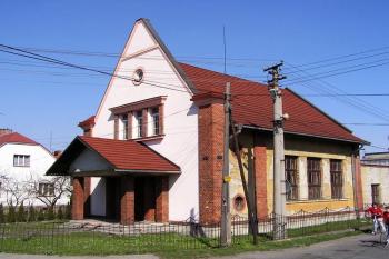 Čelní pohled na Husův dům v Bašce ( © Jan P. Štěpánek 03/2007)
