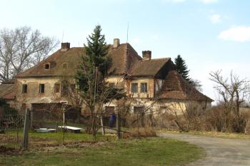 pohled od silnice (© rodo chrozit, 03/2011)