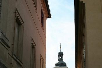 Hodinová věž v průhledu soutkou mezi hlavní budovou koleje a sousedním objektem (© Ivan Grisa, 09/2008)