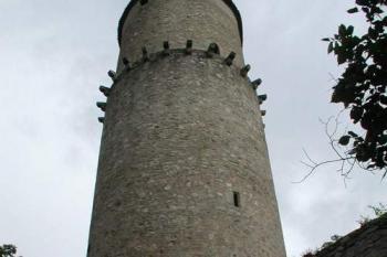 Bergfrit s břitem (2004 © Václav Hájek)