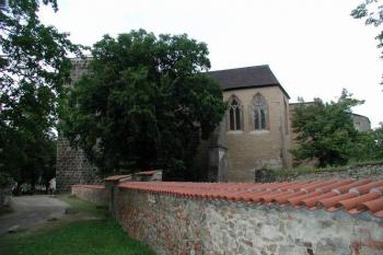 Hlízová věž s palácem od jihu (2004 © Václav Hájek)