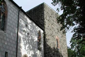Hlízová věž a palác od severu (2004 © Václav Hájek)