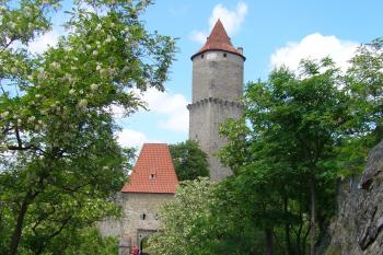 Přístupová cesta k hradu (© Michaela Homolkova, 05/2009)
