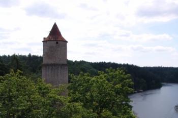 Vstupní věž focená z hradní věže (© Dušan Lipár, 10/2009)