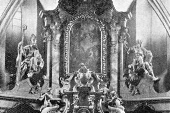 hlavní oltář na počátku 20. století (© Antonín Podlaha: Posvátná místa království Českého; Díl 1. Vikariáty: Českobrodský, Černokostelecký, Mnichovický a Prosecký, Dědictví sv. Jana Nepomuckého, Praha 1907)